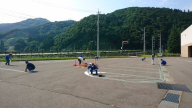 職員にて駐車場のライン引きをしています