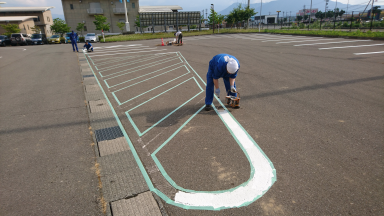 養生テープの内側をペンキで塗ります